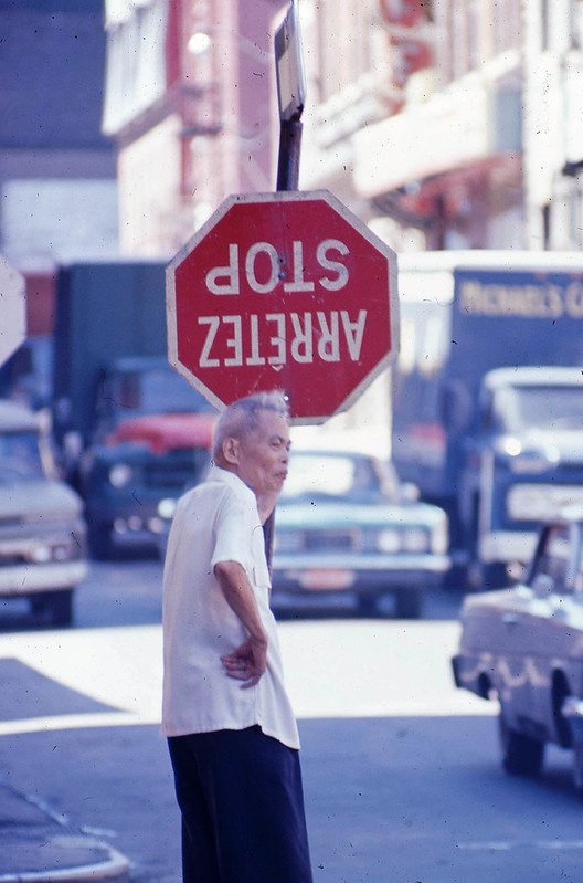 Vie quotidienne dans le quartier chinois de Montréal, 1966 (homme devant panneau)